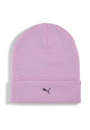 Jasnofioletowa dziana czapka z podwiniętym mankietem i małym czarnym logo Puma na przednim środku mankietu.