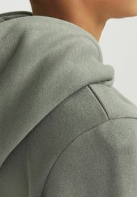 Jack & Jones Junior GEDRUCKT - Džemperis ar kapuci - agave green