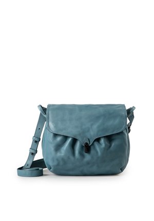 Sanftes blaues Leder-Umhängetäschchen mit verstellbarem Riemen und Klappverschluss, der durch eine kleine schwarze Schnalle gesichert ist.