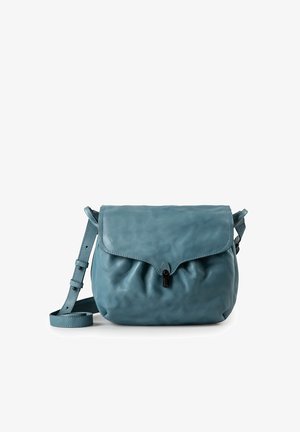 Zacht blauw leren crossbodytas met verstelbare riem en klepafsluiting die wordt vastgehouden door een kleine zwarte gesp.