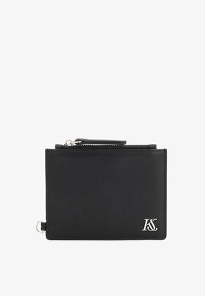 Portefeuille en cuir noir avec une texture lisse, présentant un compartiment zippé sur le dessus et un accent en logo argenté. Design rectangulaire compact.