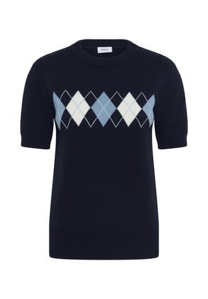 Marineblauwe trui met korte mouwen en ronde hals, met een lichtblauw, wit en donkerblauw ruitpatroon over de borst.
