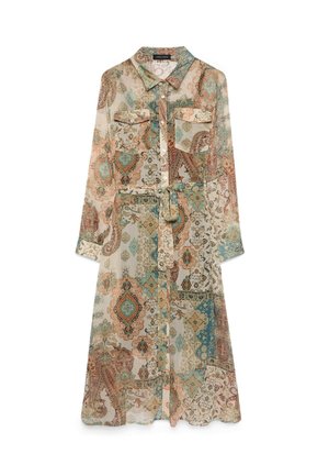 Sukienka z długim rękawem zapinana na guziki, z kieszeniami na piersiach i wiązaniem w talii, ozdobiona wielokolorowymi kwiatowymi i paisley wzorami na przezroczystej tkaninie.