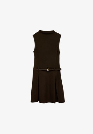 Ærmeløs mørkebrun kjole med høj halsudskæring, plisseret nederdel og matchende tyndt bælte med guldspænde i taljen.