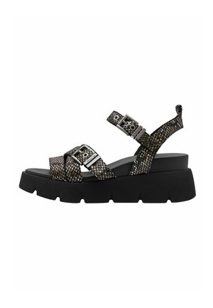 Zwarte platformsandalen met gestructureerde slangenhuidriemen, zilveren hardware en verstelbare gespen, ontworpen voor een stevige pasvorm.