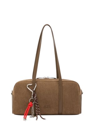 Borsa a mano rettangolare marrone con tracolle lunghe, texture rigata, cerniera metallica e portachiavi decorativo con cordini rossi e marroni e clip a forma di cuore in argento.
