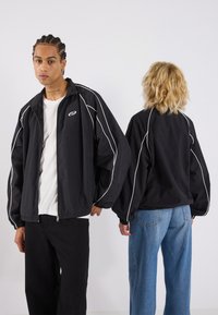 YOURTURN UNISEX - Viegla jaka - true black