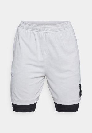 Vita atletiska shorts med elastisk midja, med en svart kant vid fållen och en sidopatch med logotyp. Tillverkade av lättviktsmaterial.