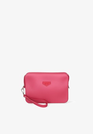 Rechthoekige roze polstasje met een gestructureerd oppervlak, ritssluiting en afneembare polsband, geïsoleerd op een witte achtergrond.