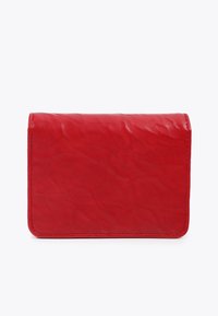 Röd läderplånbok med en något krinklad yta, rektangulär form och sydda kanter. Stängs med ett lock över en magnetisk tryckknapp.