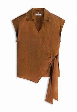 Ærmeløs brun top i omslagsstil med V-hals, krave og bindedetalje i siden. Asymmetrisk kant med tekstureret stof.