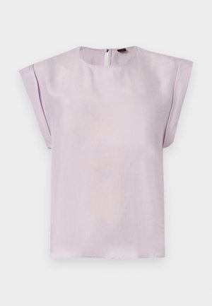 Lilasest siidist pluus, millel on ümmargune kaelus, lühikesed volditud varrukad ja tagaküljel avausega kinnis. Sile pinnatekstuur ja minimalistlik disain.