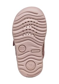 Roze rubberen zool met een golvend patroon, afvoergaten en geperst merk. Bevat "FLEXY," "ITALIAANSE OCTROOI," en "ZACHTE VOORZUIVERING."