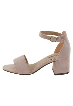Rosa Wildleder Sandale mit Knöchellriemen, breitem Zehenband, Blockabsatz und goldfarbener Schnallenapplikation. Glattes Innenfutter und Nähdetails.