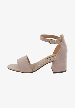 Rosa Wildleder Sandale mit Knöchellriemen, breitem Zehenband, Blockabsatz und goldfarbener Schnallenapplikation. Glattes Innenfutter und Nähdetails.