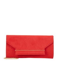 Červená semišová kabelka do ruky se zlatým kovovým akcentem, s překlápěcím víkem a odnímatelným zlatým řetízkovým popruhem.