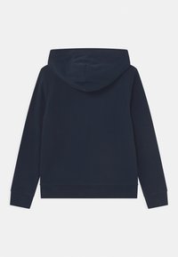 Granatowa bluza z kapturem wykonana z miękkiej bawełny. Posiada długie rękawy, kieszeń kangurka oraz luźny krój z ściągaczami na mankietach.