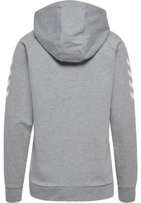 Sweat-shirt à capuche gris avec une texture douce, présentant des rayures blanches sur les manches et une coupe standard avec des poignets et un ourlet côtelés.