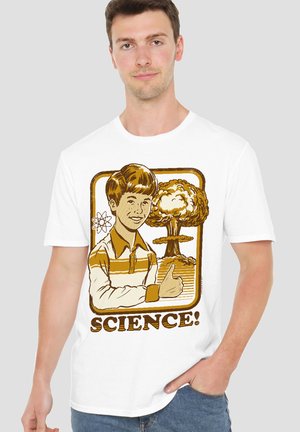 Mann trägt ein weißes T-Shirt mit einer Retro-Illustration eines Jungen, der vor einer Pilzwolke den Daumen nach oben zeigt, und dem Wort "WISSENSCHAFT!" darunter.