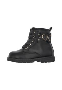 Botas negras hasta el tobillo con cordones frontales, puntera redonda, cordones texturizados y un lazo decorativo con detalle de corazón dorado en el lateral. Suela de goma.