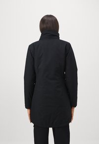 Svart vanntett parka med høy krage, lange ermer og midtlår lengde, med en jevn, matt tekstur.