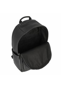 Zaino in pelle nera dalla forma arrotondata. Presenta una maniglia superiore, una tasca con zip e un ampio interno foderato in tessuto.