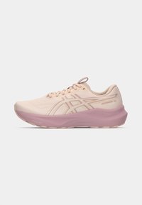 Helles rosa Sport Schuh mit einer strukturierten Oberseite, kontrastierender lavendelfarbener Sohle und verstärktem Absatz; zeichnet sich durch ein minimalistisches Design und auffällige Markenkennzeichnung aus.