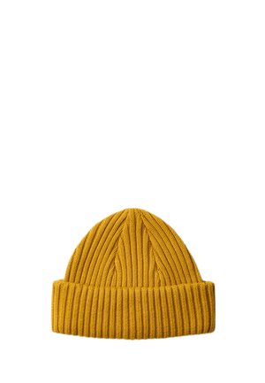 Gorro beanie de punto en amarillo mostaza con textura acanalada y puño doblado, adecuado para clima frío.