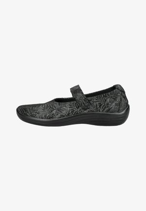Zapato Mary Jane negro con patrón texturizado, correa ajustable y suela acolchada para mayor comodidad y soporte.
