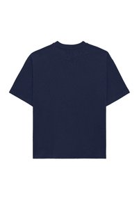 Tamsiai mėlynas medvilninis marškinėliai su trumpomis rankovėmis ir apvaliu kaklu, su paprastu dizainu, neturinčiu jokio rašto ar grafikų.