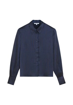 Chemise boutonnée bleu marine avec des rayures verticales orange et rouge. Elle a un col plat et des manches longues. Texture de tissu lisse.