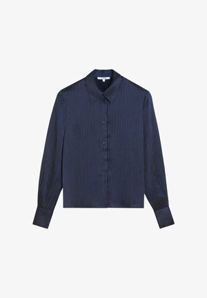 Chemise boutonnée bleu marine avec des rayures verticales orange et rouge. Elle a un col plat et des manches longues. Texture de tissu lisse.