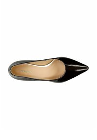 Décolleté in vernice nera con punta affilata, caratterizzato da una superficie liscia e un design minimalista. Presenta una soletta beige con un branding sottile.