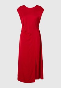 Ärmelloses rotes Midikleid mit hohem Hals, seitlichem Schlitz und gerafftem Stoffdetail an der Taille vor einem schlichten hellgrauen Hintergrund.
