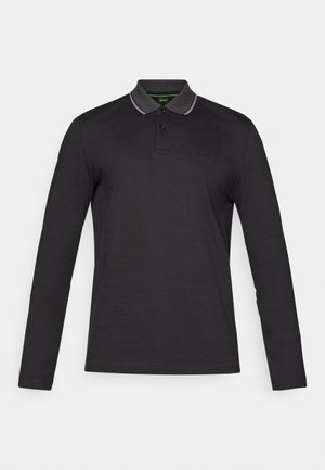 Camisa polo de manga larga en negro, con un cuello gris y una tapeta de botones, con un sutil logo "BOSS" en el pecho. Textura de tela suave.