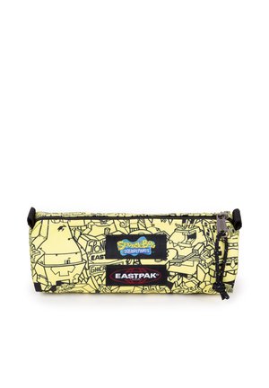 Estuche cilíndrico amarillo con ilustración en línea negra, logos de Bob Esponja y Eastpak, y una cuerda negra para tirar del cierre sobre fondo blanco.