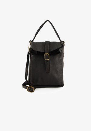 Zwarte leren rechthoekige crossbodytas met een bovenhandvat, een voorflap die wordt beveiligd door een riem, en accenten van messing gespen.