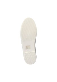 Suola di scarpa in gomma bianca con un motivo ondulato testurizzato, caratterizzata da una superficie liscia e un'etichetta rettangolare con le istruzioni per la cura.