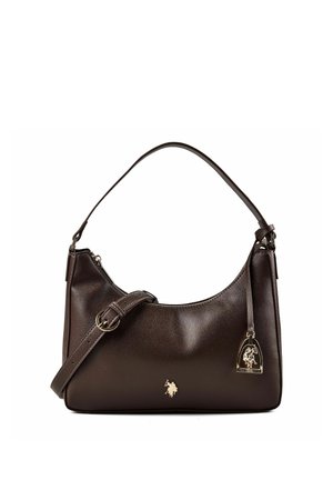 Bolso de mano de cuero marrón oscuro con una sola correa, una hebilla en la parte delantera y un pequeño charm dorado con el logo de un jinete a caballo.