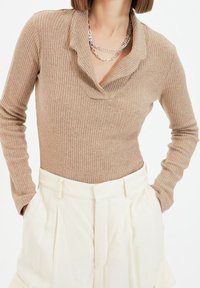 Trendyol Stickad tröja - brown