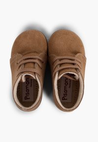 Zapatos de ante marrón con puntera redonda, diseño con cordones y forro suave. Presentan un pequeño logo en la plantilla y detalles de costura a lo largo de los lados.