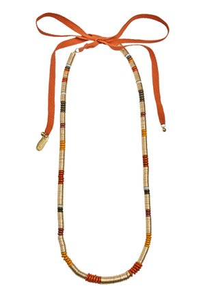 Naszyjnik z pomarańczową tkaninową kokardą oraz naprzemiennie ułożonymi okrągłymi koralikami w kolorach złotym, pomarańczowym, zielonym i bordowym.