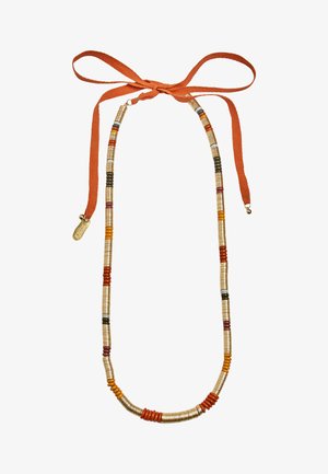 Naszyjnik z pomarańczową tkaninową kokardą oraz naprzemiennie ułożonymi okrągłymi koralikami w kolorach złotym, pomarańczowym, zielonym i bordowym.
