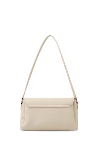 Borsa beige realizzata in pelle testurizzata. Presenta una lunga e sottile tracolla e una chiusura a patta. Forma rettangolare semplice.