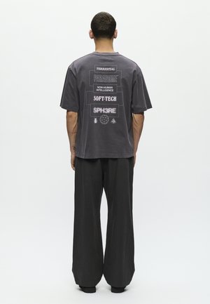 GARY TYPO  - Print T-shirt - black sand