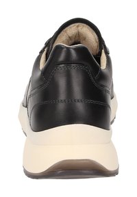 Schwarze Ledersneaker mit einer glatten Oberfläche, runder Form, gepolstertem Knöchelbereich und einer kontrastierenden hellen Sohle.