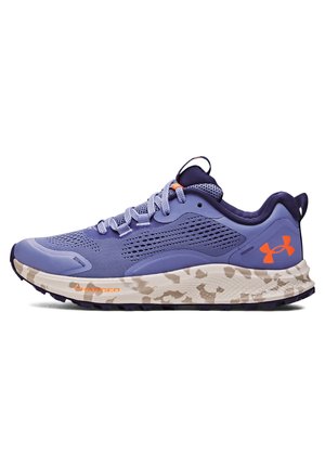 Chaussure de sport violette avec tige en mesh, semelle beige à motifs, logo Under Armour orange et lacets ainsi que doublure intérieure assortis violets.