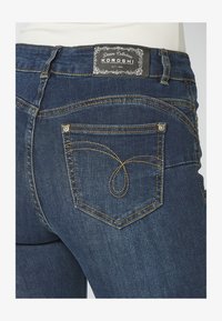Koroshi Jeansjas met knoopsluiting aan de voorkant met Koroshi Jeansjas met knoopsluiting aan de voorkant met