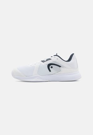 Scarpa sportiva bianca con pannelli in rete, punta arrotondata e dettagli blu scuro. Presenta un design con lacci e una suola in gomma testurizzata.