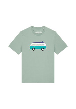 T-shirt vert clair à manches courtes avec un motif van bleu et blanc et une planche de surf violette imprimés au centre devant.